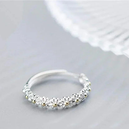 Magdalena –  Hand-Painted Enamel Daisy Ring